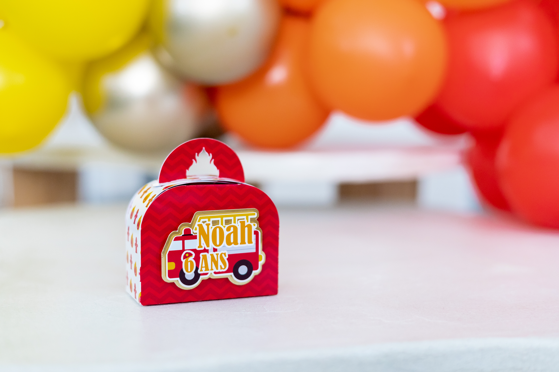 Mini boîte mini valise personnalisée pompier Melimeliparty